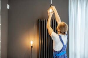 Handyman replacing lightbulb at home Haushaltsreinigung